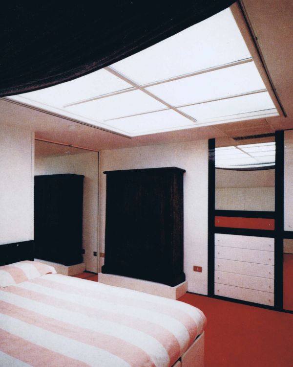Camera da letto con dettagli rossi