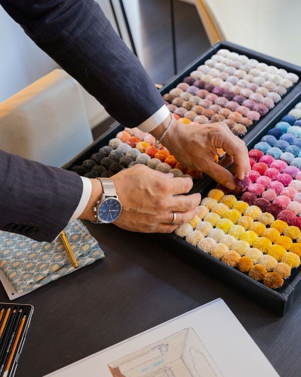 Mani che scelgono campioni di colore