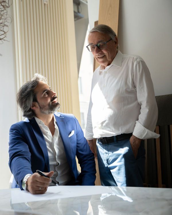 Roberto Piana e il padre Giancarlo al tavolo di lavoro