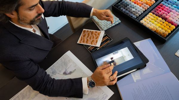 Roberto Piana sceglie materiali e riferimenti su tablet